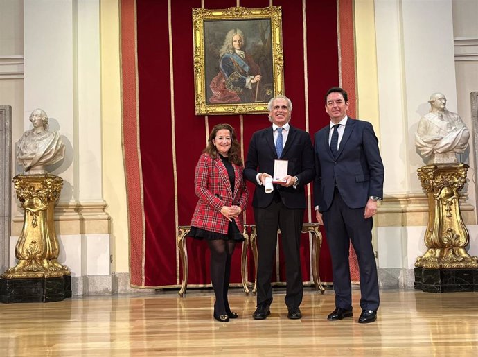 La consejera de Sanidad, Fátima Matute, junto a su predecesor, Ruiz Escudero