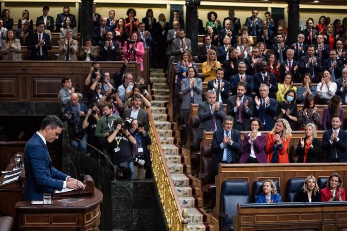 El presidente del Gobierno en funciones y candidato a la reelección, Pedro Sánchez, aplaudido por los diputados socialistas