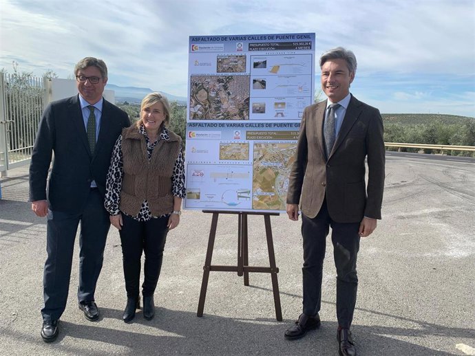 El vicepresidente primero de la Diputación de Córdoba y delegado de Infraestructuras, Sostenibilidad y Agricultura, Andrés Lorite (dcha.), en su visita a Puente Genil.