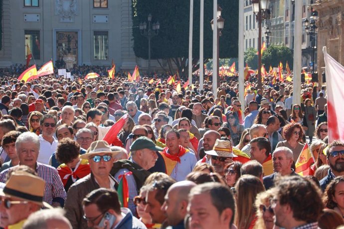 Miles de personas convocadas por el PP se concentran en Sevilla en contra de la Amnistía