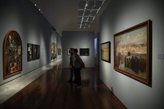 Dos mujeres observan las obras de la exposición  'La huella de Roma. 150 años de la Academia de España en Roma'.