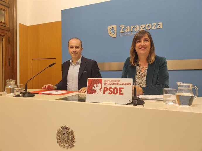 La portavoz del grupo municipal del PSOE en el Ayuntamiento de Zaragoza, Lola Ranera, y el concejal Chema Giral