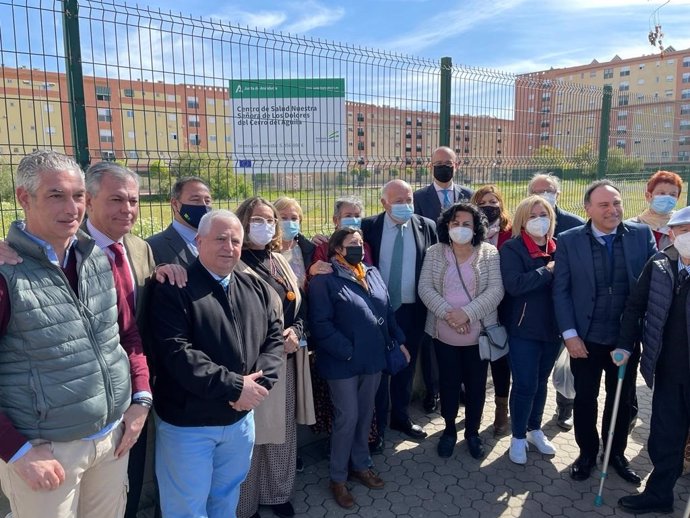 Archivo - Los populares en una visita al solar del futuro centro de salud