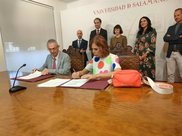 La diseñadora Agatha Ruiz de la Prada y el rector de la USAL, Ricardo Rivero, en la firma del convenio en Salamanca