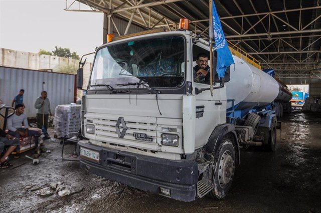 Paso de un camión con combustible a través del paso de Rafá