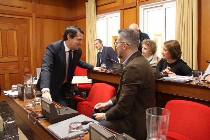 El alcalde de Córdoba, Jose María Bellido, habla con ediles de PSOE y Hacemos antes del Pleno Ordinario.