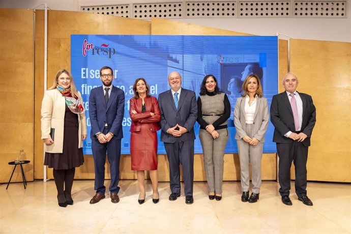 Miembros de FinResp durante la presentación de la Memoria Social del Sector Financiero 2022.