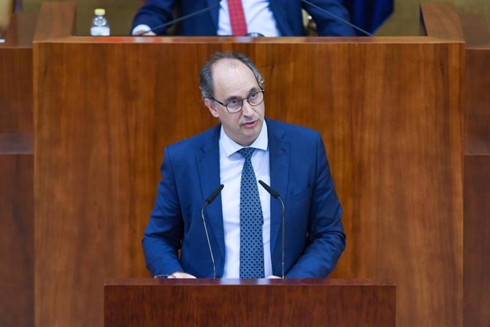 El consejero de Digitalización, Miguel López-Valverde Argüeso, interviene durante el pleno en la Asamblea de Madrid.