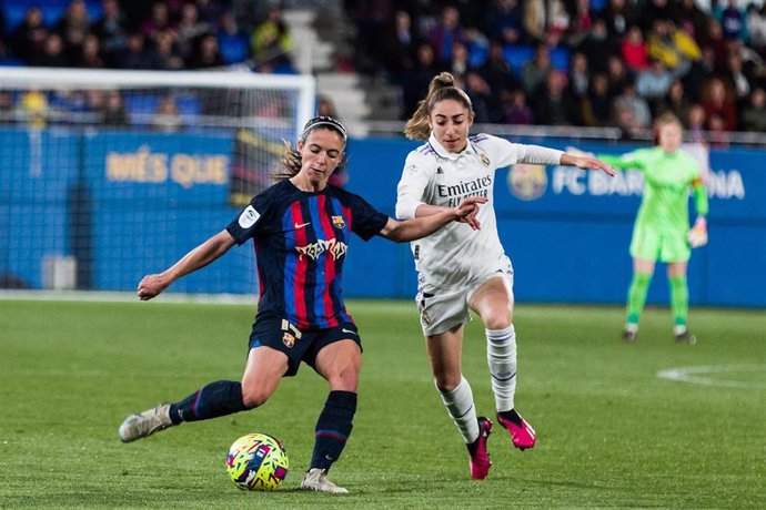 Archivo - La futbolista del FC Barcelona Aitana Bonmatí y la lateral del Real Madrid Olga Carmona dipustan un balón en la Liga F 2022-2023. 