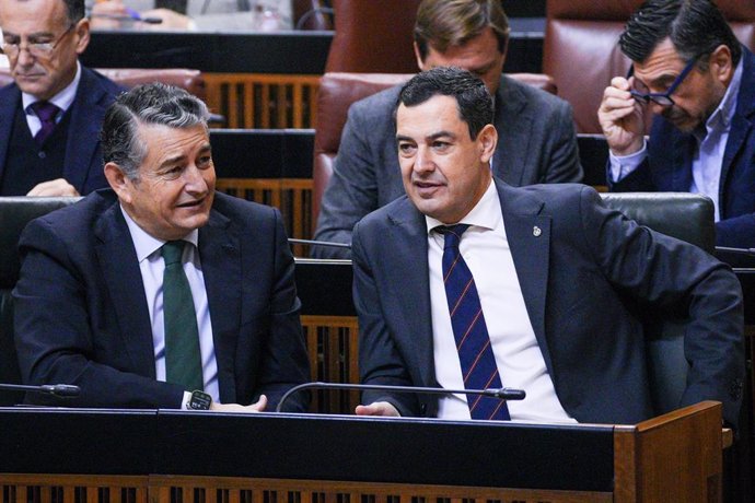 El presidente de la Junta de Andalucía, Juanma Moreno (d) junto al consejero de la Presidencia, Interior, Diálogo Social y Simplificación Administrativa Antonio Sanz Cabello al inicio del pleno del Parlamento Andaluz, a 16 de noviembre de 2023, en Sevil