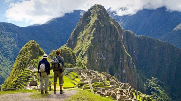 Turistas en la ciudadela de Machu Picchu (Perú)