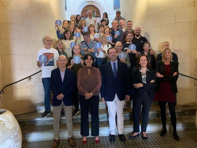 El conseller de Empresa, Ocupación y Energía, Alejandro Sáenz de San Pedro, y la alcaldesa de Ciutadella, Juana Mari Pons, en la entrega de 'Emblemtics Balears'.