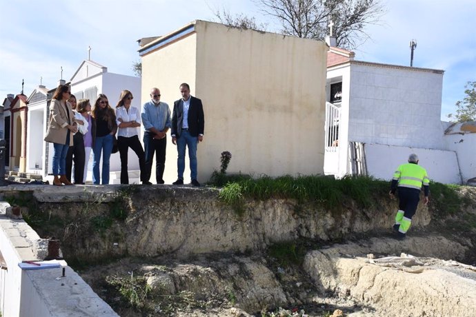 Javier Vidal con el alcalde de Trebujena en una visita al cementerio.