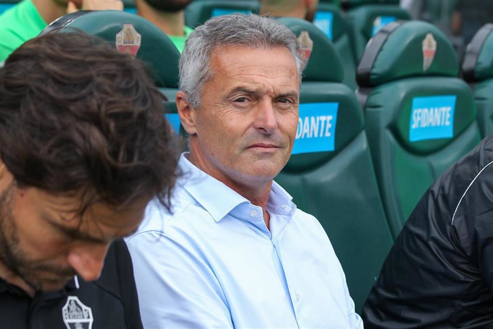 Archivo - El entrenador del Real Zaragoza, Fran Escribá, se jugará el puesto en el derbi de este fin de semana contra la SD Huesca en La Romareda.