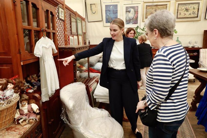 La presidenta del Govern, Marga Prohens, en su visita al XXXII Mercadillo de Navidad que organiza Es Refugi.