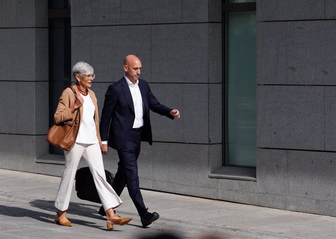 Archivo - El expresidente de la Real Federación Española de Fútbol (RFEF), Luis Rubiales y su abogada Olga Tubau, a su llegada a declarar en la Audiencia Nacional.