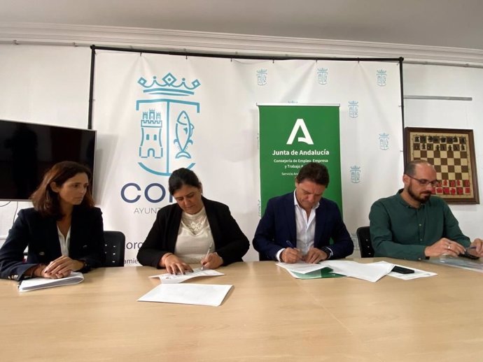 El delegado territorial de Empleo, Empresa y Trabajo Autónomo de la Junta en Cádiz, Daniel Sánchez Román, firma con la alcaldesa de Conil, Inmaculada Sánchez, el contrato de arrendamiento de la nueva oficina del SAE.