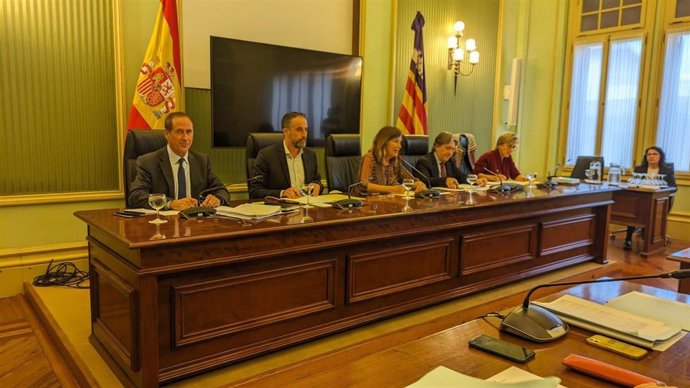 El conseller del Mar y del Ciclo del Agua, Juan Manuel Lafuente, comparece en el Parlament para explicar su presupuesto de 2024.