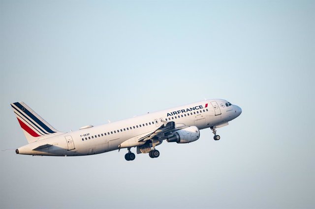 Archivo - FILED - 08 November 2020, Berlin: The Airbus of the French airline Air France takes off from Tegel Airport. Photo: Fabian Sommer/dpa