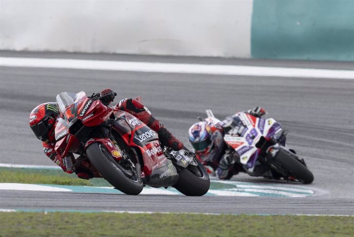 Francesco Bagnaia por delante de Jorge Martín en el Gran Premio de Malasia 2023