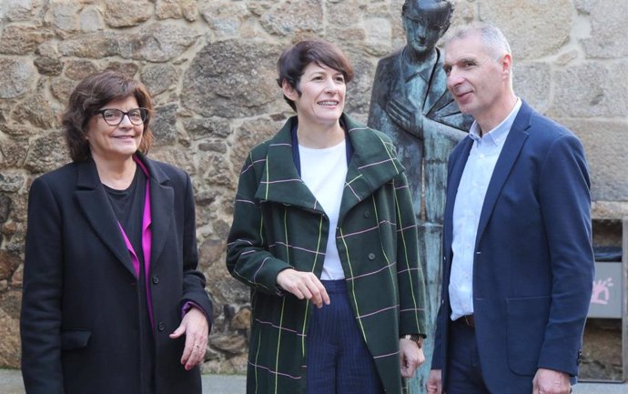 Ana Pontón, portavoz nacional del BNG, junto a Luís Seara, portavoz municipal del BNG, y la senadora por designación autonómica, Carme da Silva.