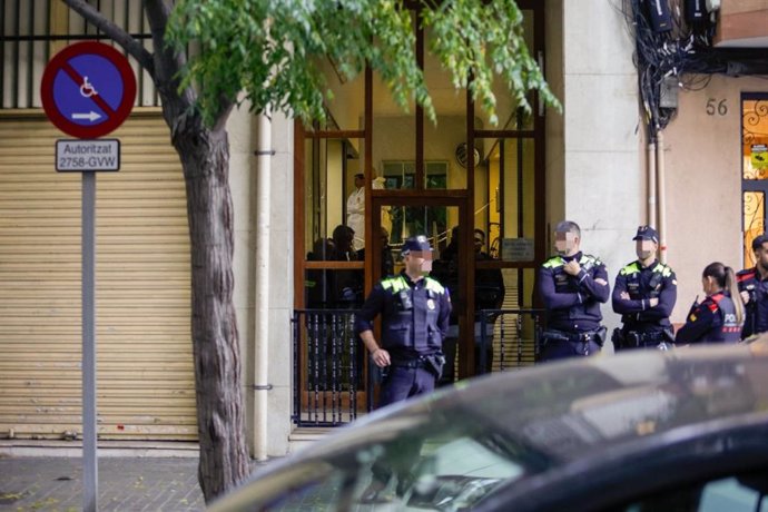 Los Mossos d'Esquadra investigan la muerte de un hombre este jueves en un piso de la calle Bogatell Sant Adri de Bess (Barcelona), donde también han encontrado a una mujer herida. El jueves 16 de noviembre de 2023.