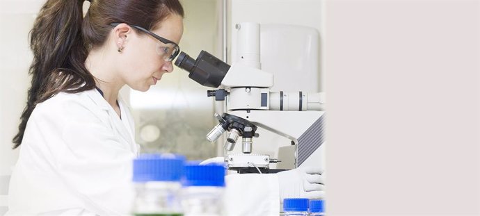 Scientist working in the lab at Hovione facilities