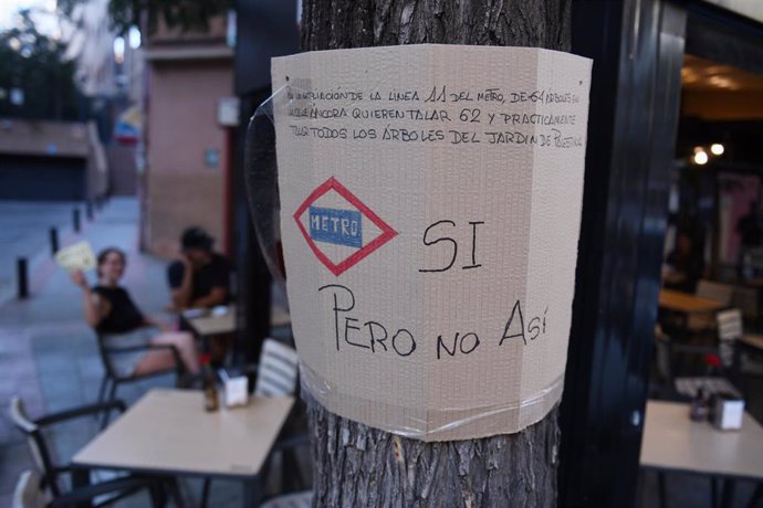 Archivo - Decenas de personas durante una manifestación contra la tala de árboles en Arganzuela 