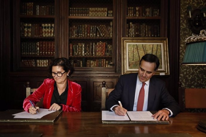 La directora general de Ordenación y Regulación Sanitaria de la Conselleria de Salud, Clara Pareja, y el director general de Farmaindustria, Juan Yermo