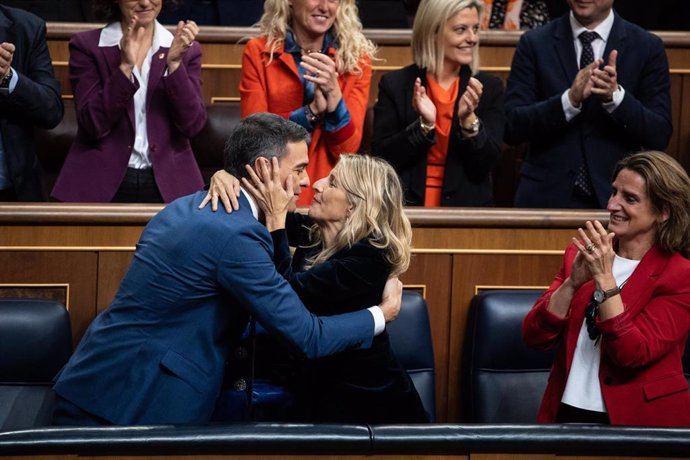 La vicepresidenta segunda y ministra de Trabajo y Economía Social en funciones, Yolanda Díaz (2d), saluda al recién nombrado presidente del Gobierno, Pedro Sánchez (1i), tras finalizar la segunda sesión del debate de investidura de Pedro Sánchez.