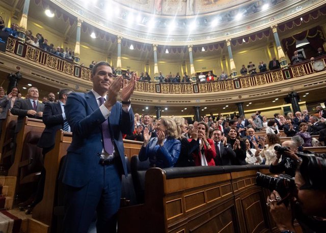 El recién nombrado presidente del Gobierno, Pedro Sánchez, es aplaudido tras finalizar la segunda sesión del debate de investidura 