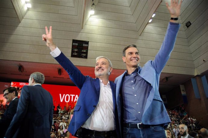 Archivo - El secretario general del PSOE y presidente del Gobierno, Pedro Sánchez (d), y el candidato del PSC a la Alcaldía de Barcelona, Jaume Collboni (i), durante el acto de final de campaña electoral del PSC, en el Pabellón de Vall d'Hebron, a 26 de