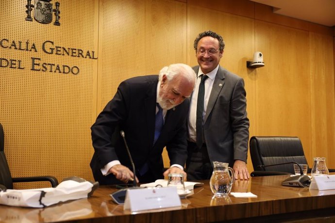 El fiscal general del Estado, Alvaro García Ortiz, y el magistrado argentino Ricardo Gil Lavedra