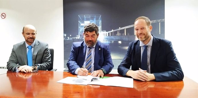 Consell de Mallorca y Tirme firman un contrato para la construcción de la planta de compostaje de Llucmajor.