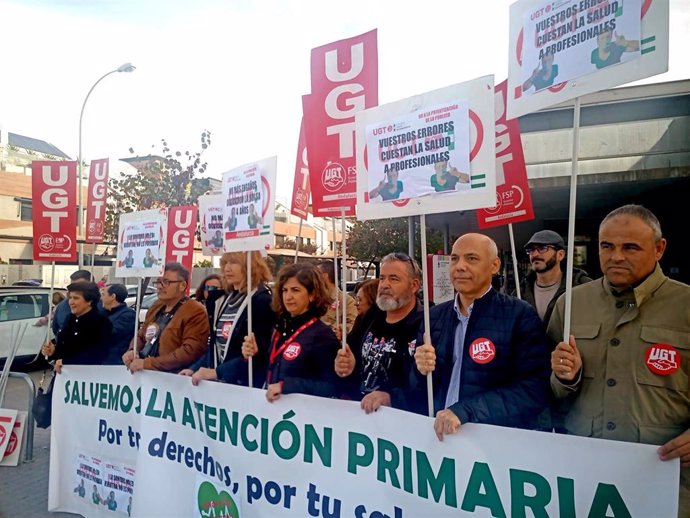 Representantes de UGT Servicios Públicos de Córdoba en la concentración por "la dignidad" de los profesionales del Distrito Sanitario Córdoba Guadalquivir.