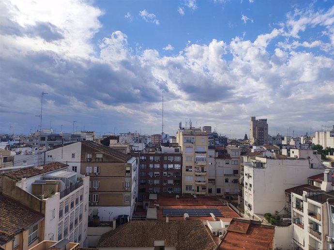 Archivo - Cielo con nubes sobre Valncia