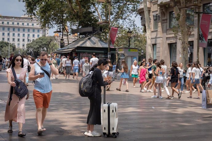 Archivo - Varias personas pasean por Las Ramblas