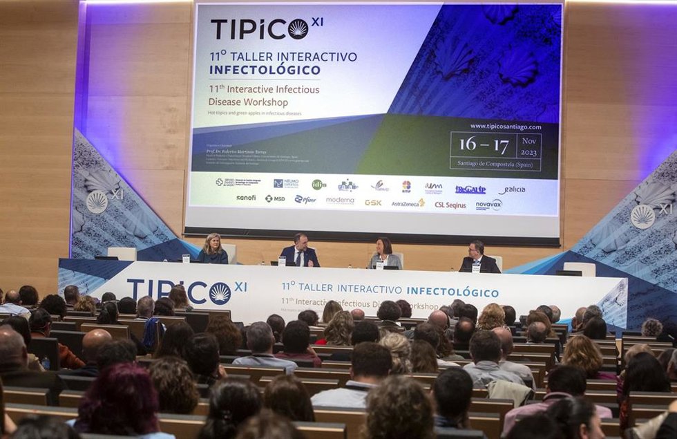 Eloína Núñez, Julio García Comesaña, Pilar Bermejo y Federico Martinón en la inauguración del XI Taller Interactivo Infectolóxico (Tipico), en la Facultad de Medicina de Santiago de Compostela.