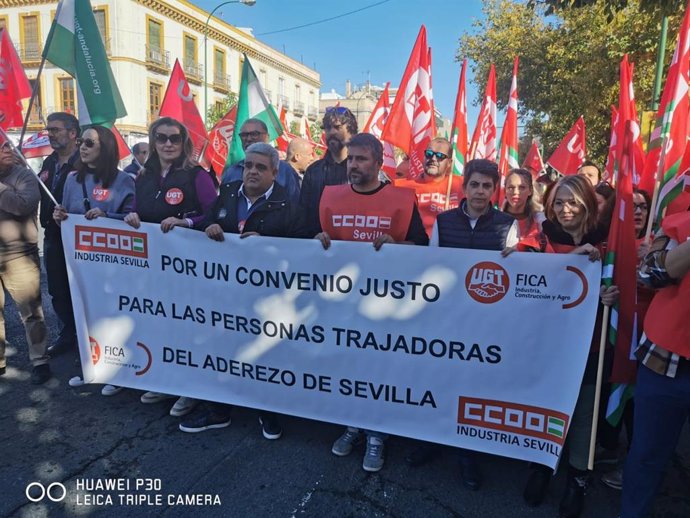 Sindicatos se manifiestan en Sevilla para reclamar un convenio del aderezo "serio y con mejores condiciones laborales".