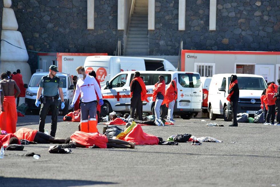 Varios migrantes son atendidos por los servicios de emergencias, en el muelle de La Restinga, a 9 de noviembre de 2023, en El Hierro, Islas Canarias (España). 