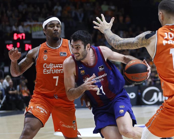 lex Abrines en una acción del partido entre Valencia Basket y Bara en la Liga Endesa 2023/24 en La Fonteta