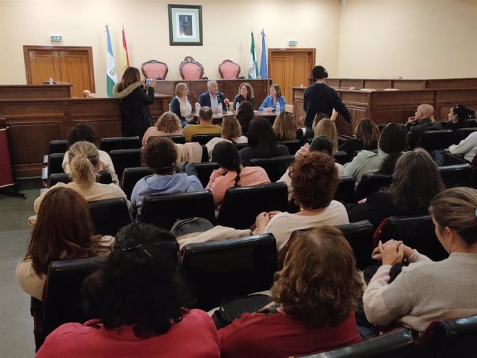 Un momento de la asamblea en la que ha participado Nuria López en Lucena.