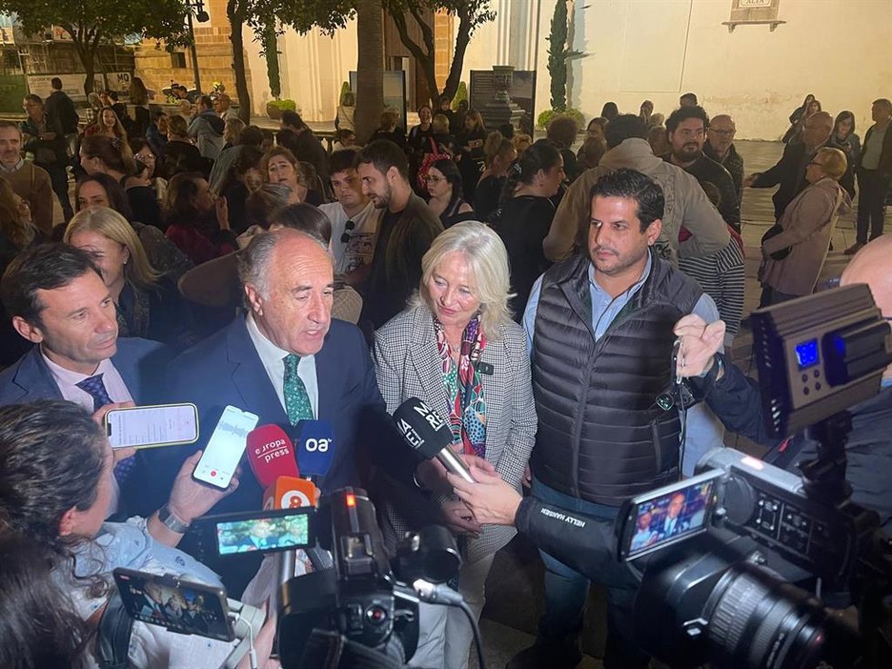La delegada de la Junta en Cádiz, Mercedes Colombo, el subdelegado en el Campo de Gibraltar, Javier Rodríguez Ros, y el delegado territorial de Turismo, Cultura y Deporte, Jorge Vázquez, asisten al flashmob celebrado en la Plaza Alta de Algeciras