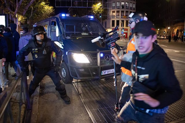 Un agente de Policía intenta detener a un manifestante, durante una protesta contra la amnistía, frente a la sede del PSOE