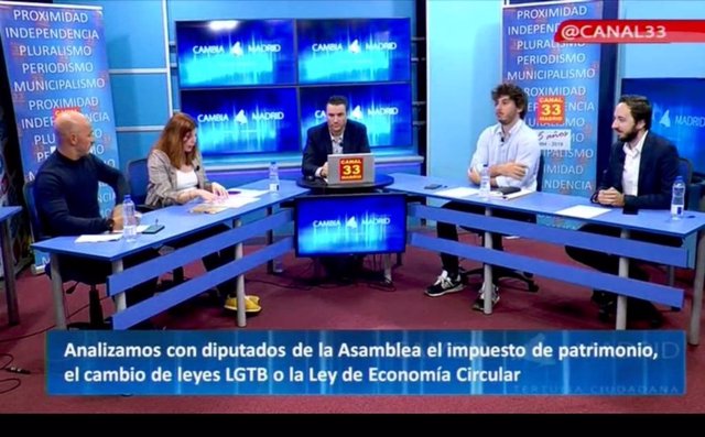 Los diputados de la Asamblea Jesús Celada (PSOE), Loreto Arenillas (Más Madrid) y Pablo Posse (PP) en la Tertulia regional de Canal 33 TV, acompañados por el periodista Fernán González.