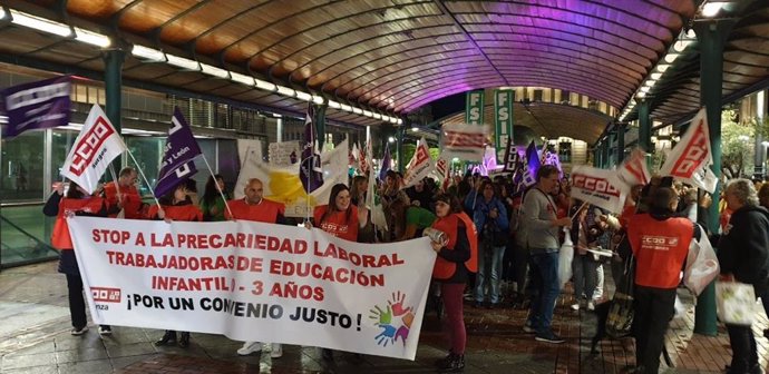 Cabecera de la manifestación celebrada este jueves en la Plaza de España de Valladolid por la "precarización" laboral en escuelas infantiles de 0 a 3 años