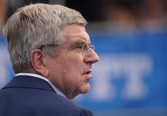 Archivo - 15 July 2023, Hamburg: President of the International Olympic Committee (IOC) Thomas Bach stands in the finish area during the men's Triathlon Super Sprint of the ITU World Triathlon Series/World Championship. Photo: Marcus Brandt/dpa