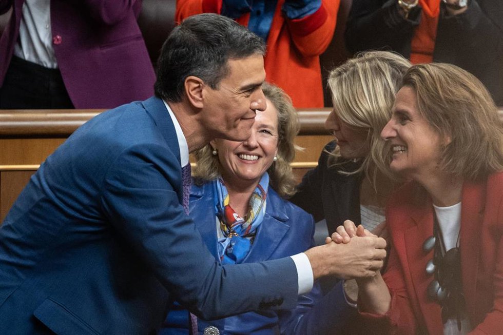 La vicepresidenta tercera en funciones y ministra de Transición Ecológica y Reto Demográfico en funciones, Teresa Ribera (1d), saluda al recién nombrado presidente del Gobierno, Pedro Sánchez (1i), tras finalizar la segunda sesión del debate de investid