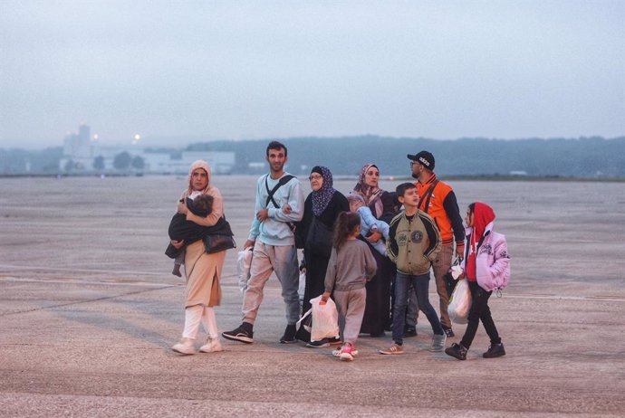 Varias personas que han sido evacuadas de Gaza a su llegada a la Base Aérea de Torrejón, a 16 de noviembre de 2023, en Torrejón de Ardoz, Madrid (España). Los ciudadanos han llegado en un avión T-24 (Airbus A330) del Ejército del Aire y del Espacio proc