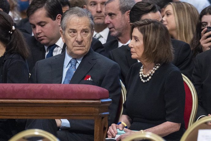 Archivo - La expresidenta de la Cámara de Representantes de Estados Unidos Nancy Pelosi, junto a su marido Paul Pelosi